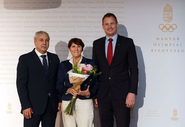 Kozma Erzsébet 7. danos karate mester átveszi a MOB díjat.